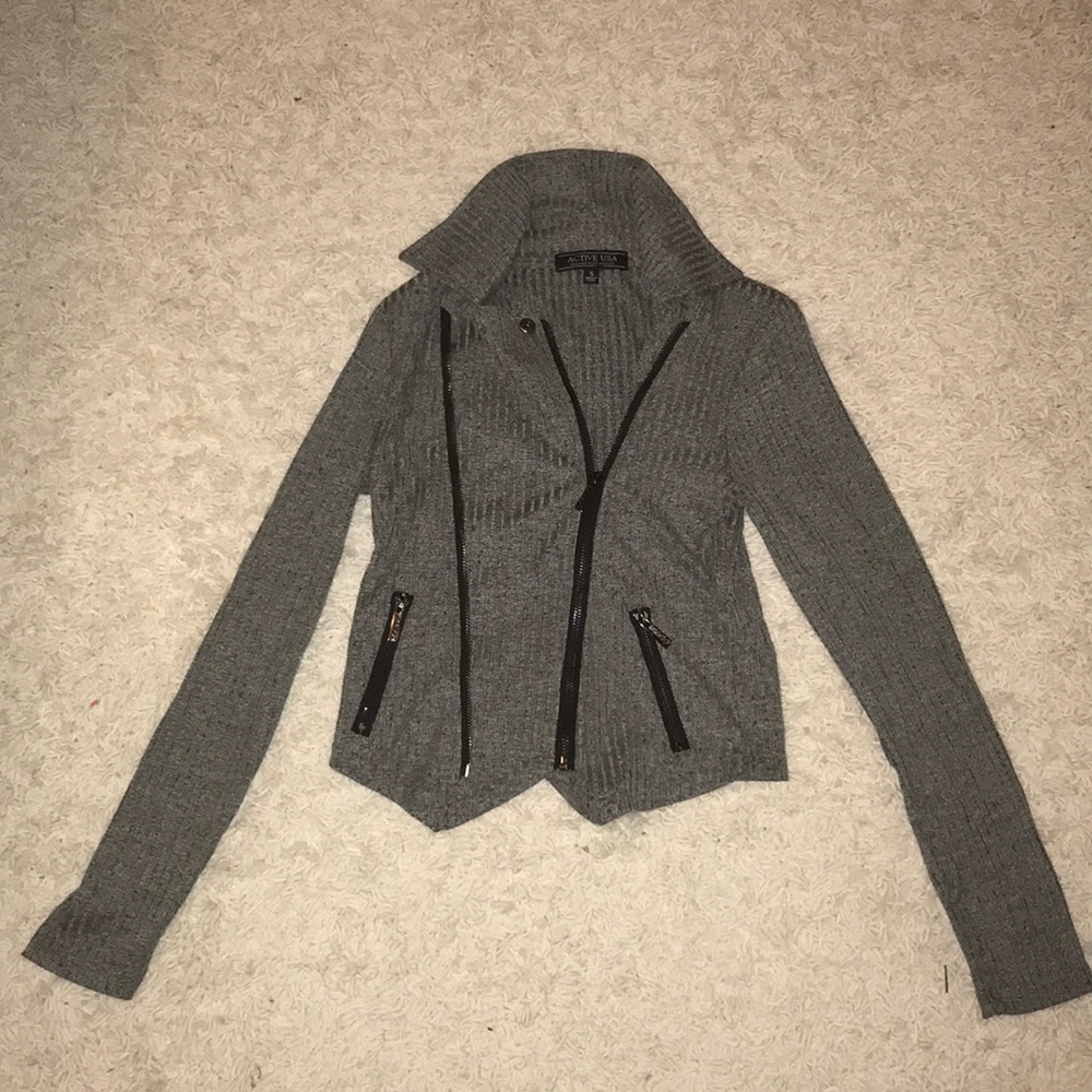 Grey zipper jacket!🖤